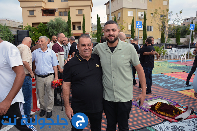 اهالي جلجولية يؤدون صلاة عيد الاضحى في ساحة مسجد الروضة في جلجولية 